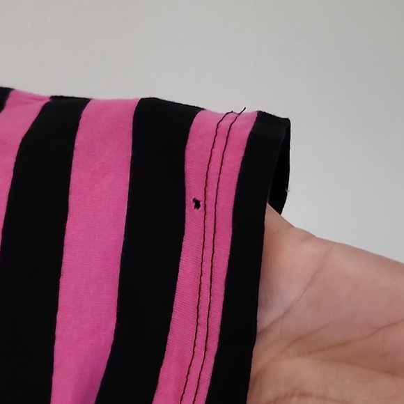 Hot Topic Black & Pink Stripe Split Girls Boxy Crop Top T- - Picture 6 of 8